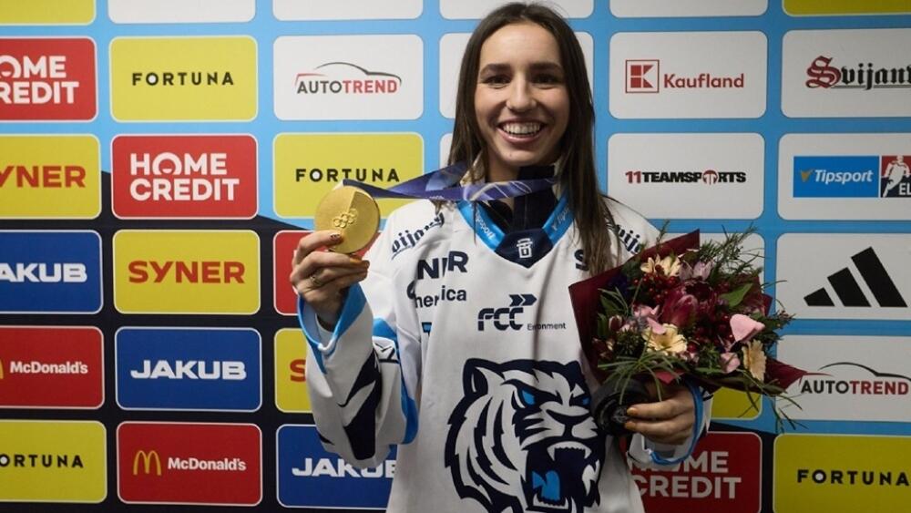 Ozdobou utkání byla olympijská vítězka, snowboardistka Zuzana Maděrová. Foto: www.hcbilitygri.cz
